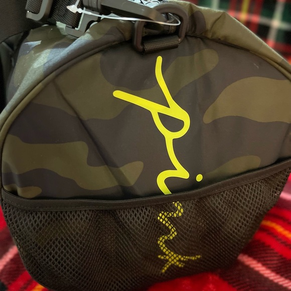 ❌ SOLD NEW VS PINK Camo Duffle Bag - Picture 3 of 5